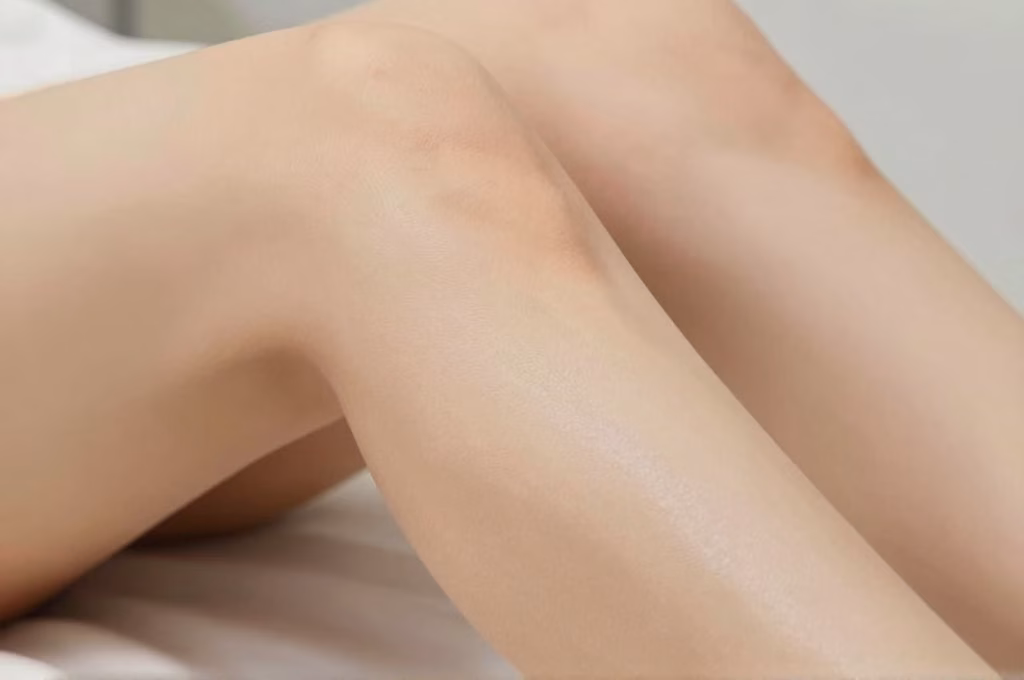 Peau lisse et hairless après épilation laser - résultat visible du traitement dermatologique professionnel